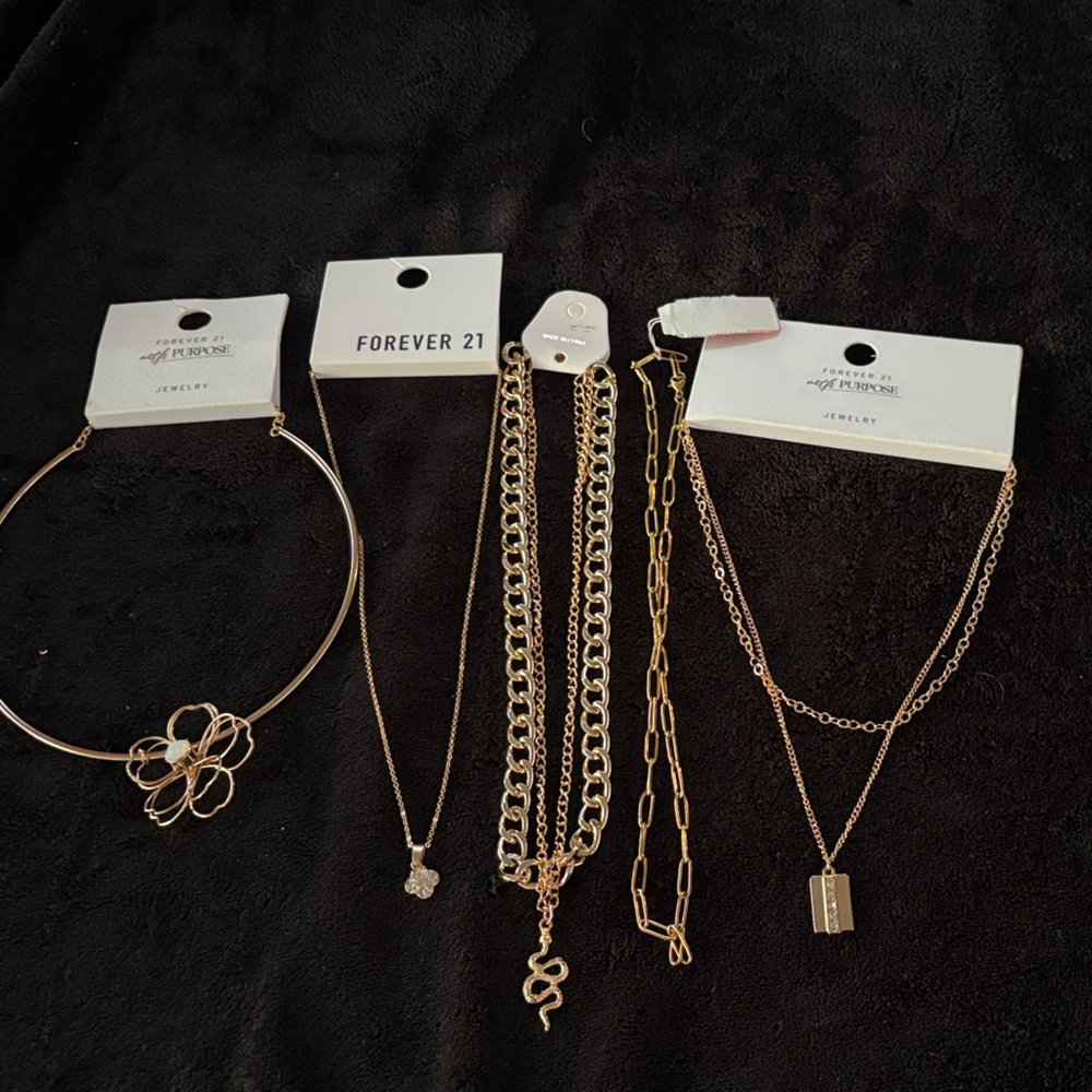Elegant Gold Necklace Collection